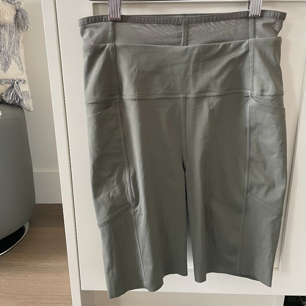 Lululemon Femme Force Super High Rise Running Workout Short 8" in Grey Sage Sz 6
